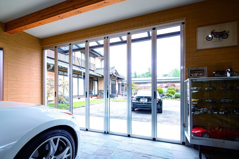 บ้านที่เป็นอาคารหลักและโรงจอดรถสร้างขึ้นบนพื้นที่ที่สืบทอดมาจากบรรพบุรุษ และจากโรงจอดรถยังมองเห็นสวนญี่ปุ่นกับสระน้ำขนาดใหญ่ได้