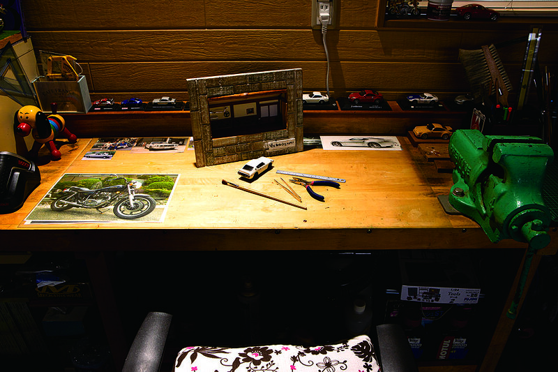 พื้นที่ทำงานในโรงจอดรถ ใช้เป็นพื้นที่ในการทำโมเดลพลาสติกและแบบจำลอง 3 มิติ (diorama) ผลงานถูกสร้างขึ้นมาด้วยความละเอียดอ่อน