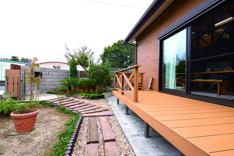 ออกแบบ DIY ระเบียงที่ให้ความรู้สึกสบายที่โรงจอดรถ มีการปลูกพืชที่ทำให้รู้สึกถึงฤดูกาล ตั้งแต่ฤดูใบไม้ผลิถึงฤดูร้อนจะดอกไม้หลากหลายสายพันธุ์บานสะพรั่ง