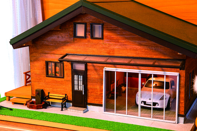 สร้างโรงจอดรถในแบบจำลอง 3 มิติ หรือไดโอรามาจากพลาสติกโมเดลขนาด 1/24 ใส่ในรายละเอียดได้ดี เช่นการเพิ่มแสงให้กับไดโอรามา