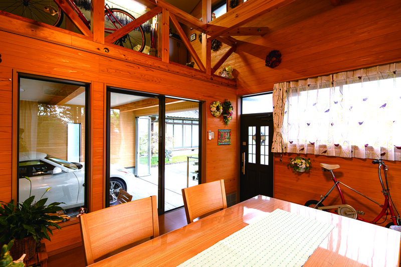 โรงจอดรถตกแต่งภายในด้วยไม้ซึ่งมีสไตล์แบบกระท่อมบนภูเขา การมองรถจากห้องทำงานได้เป็นจุดประสงค์ใหญ่ที่สุดของการสร้างครั้งนี้