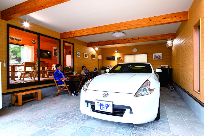 โรงจอดรถสำหรับเก็บ Nissan Fairlady Z34 ซึ่งมองเห็นได้จากบ้านที่เป็นอาคารหลักเพราะประตูโรงจอดรถเป็นประตูบานเฟี้ยม ภรรยากับปอนเตคุงสุนัขตัวโปรดก็ชอบ