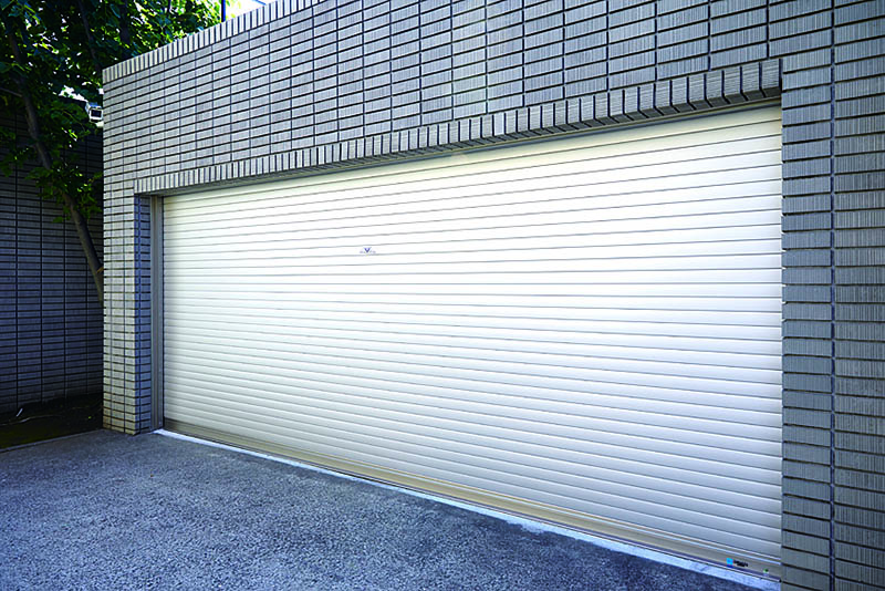 ประตูชัตเตอร์สีขาวยาวเกือบ 5 เมตรนี้เป็นชัตเตอร์ของ Bunka Shutter