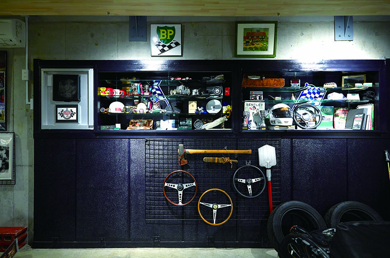 ก่อนหน้านี้ผนังด้านหลังโรงจอดรถเป็นหน้าต่างกระจก แต่ปรับปรุงใหม่ตั้งแต่ปี 2018 ถึง 2019 และติดตั้งชั้นวางของเข้าไป และตอนนี้มีของที่เขาชอบวางเรียงกันอยู่