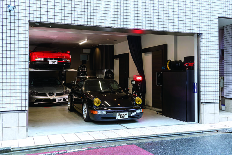 ติดตั้งลิฟต์ยกรถฝั่งเดียวของ “Technical Toshin” หนึ่งตัว ทำให้โรงจอดรถมีพื้นที่เก็บรถได้มากที่สุดถึง 5 คัน ตัวบ้านโครงสร้างเหล็ก ออกแบบและก่อสร้างโดย Panasonic Homes ไม่เพียงแต่โรงจอดรถ แต่พื้นที่อยู่อาศัยก็สะท้อนความพิถีพิถันออกมาได้เป็นอย่างดี