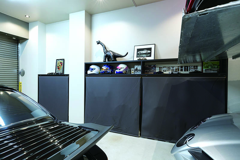 คุณ N เป็นคนสร้างตัวชั้นที่ติดอยู่กับเสาบ้านเอง ออกแบบมาได้อย่างสวยงาม สามารถจัดเก็บอุปกรณ์และชิ้นส่วนรถได้อย่างเป็นระเบียบเรียบร้อย