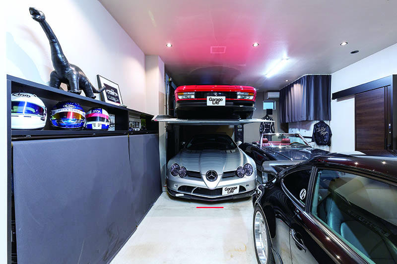 รถ 2 คันบนลิฟต์ยกรถอยู่ตรงนี้ มีเส้นขีดไว้เพื่อมาร์กจุดจอดของ Mercedes-Benz SLR McLaren