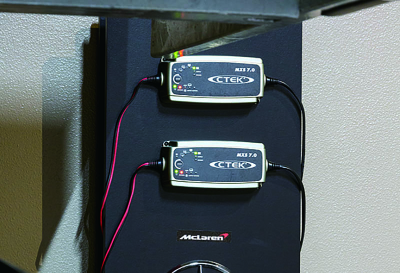 ทำขาตั้งสำหรับตัวชาร์จแบตเตอรี่ไฟฟ้าติดผนังของ Mercedes-Benz ขึ้นมาเอง โดยทำไว้ให้สามารถเคลื่อนย้ายได้ด้วย