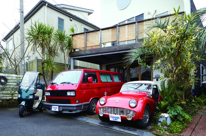 บ้านซึ่งคุณฮาชิโมโตะไม่เพียงแต่วางแผนและออกแบบเท่านั้น แต่ยังลงมือสร้างเองแบบ Half Build ด้วย รูปทรงหลังคาโค้งมนทำให้ดูมีเอกลักษณ์และมีเสน่ห์