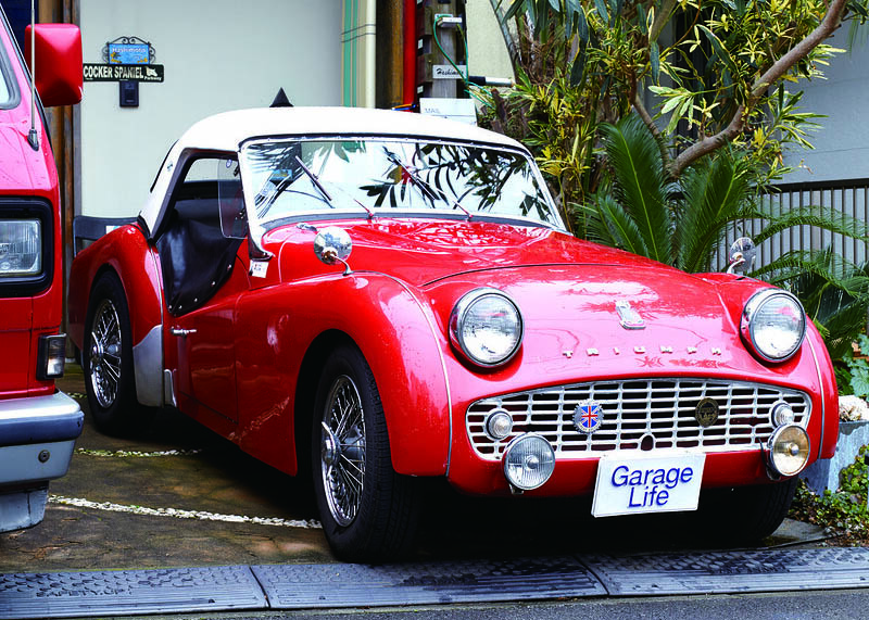 Triumph TR3A ซึ่งไม่เพียงแต่เข้าร่วมในงานทัวริ่งและงานแสดงรถยนต์เท่านั้น แต่ยังรวมถึงงาน  Historic Car Rally อีกด้วย เป็นรุ่นปี 1958 มีที่จอดรถกลางแจ้งเป็นที่จอดประจำ