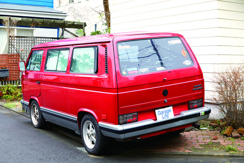 คุณฮาชิโมโตะซึ่งบางครั้งไปตั้งแคมป์ด้วยรถ Vanagon ที่ติดสติกเกอร์ชื่อสุนัขตัวโปรดบอกว่า เคยขับรถ Porsche 911SC รุ่นปี 1979 มาก่อน เขาบอกว่าชอบรถเยอรมันด้วย ไม่ใช่แค่รถอังกฤษและรถอิตาลี