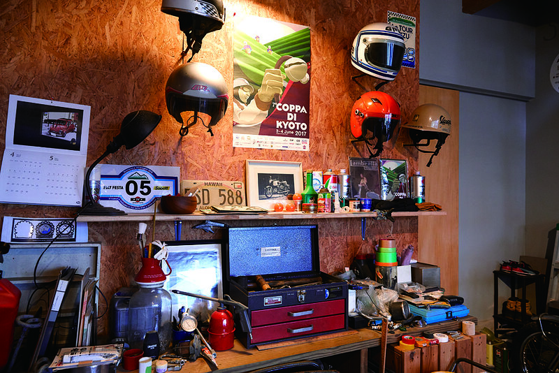 คุณฮาชิโมโตะเคยทำงานที่เกี่ยวข้องกับการขายและซ่อมรถจักรยานยนต์ เนื่องจากเขาเคยขับขี่รถแต่ละคันรวมถึง Lilac CF40 Sue ด้วย จึงมีหมวกกันน็อกสำหรับรถ 2 ล้อหลายใบ ตกแต่งเหมือนร้านค้าเพราะเป็นอดีตมืออาชีพ