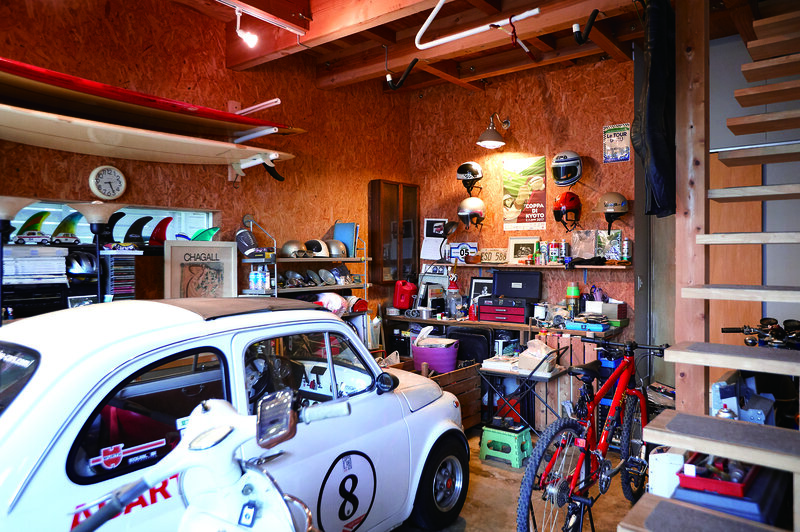 โครงสร้างเรียบง่ายไม่มีราวจับบันไดที่ทอดขึ้นสู่ชั้น 2 สุนัขตัวโปรดอาศัยอยู่บนชั้น 2 และวางที่กั้นเพื่อป้องกันไม่ให้มันตกลงมาข้างล่าง บ้านคุณฮาชิโมโตะดูแปลก เพราะถ้ามองแค่ด้านใน จะดูเป็นพื้นที่ที่สร้างขึ้นโดยแฟนรถอิตาลีผู้คลั่งไคล้ แต่เมื่อมองจากภายนอกจะดูเหมือนบ้านพร้อมโรงจอดรถของนักเล่นเซิร์ฟที่ชอบรถอังกฤษอาศัยอยู่