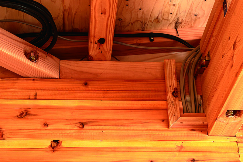 โรงจอดรถนี้สร้างโดยคนรู้จักของคุณซุซุมุระซึ่งเป็นช่างไม้ด้วยวิธีดั้งเดิม แต่งานไฟฟ้าและงานตกแต่งภายในเขาเป็นผู้ลงมือเอง สายไฟที่เห็นเปิดเปลือยออกมานั้นกำลังอยู่ระหว่างการเตรียมคลุมให้มองไม่เห็น