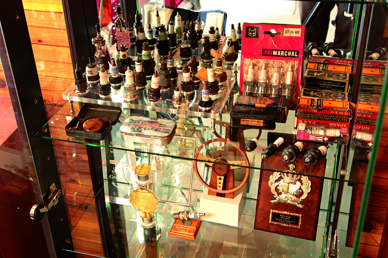 เขาจัดวางถ้วยรางวัลและธงวินเทจที่ได้มาจากงานอีเวนต์ Historic Car อย่างงาน Gymkhana และการแข่งแรลลี่ ยังมีอีกหลายอย่างที่เขายังไม่ได้เอามาจากบ้าน