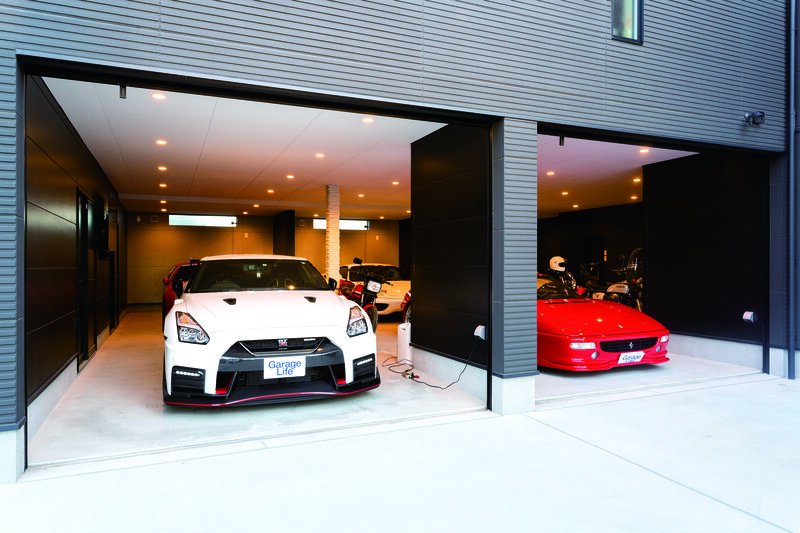 โครงสร้างโรงจอดรถซึ่งสร้างความแตกต่างให้กับพื้นด้วยพื้นผิวคอนกรีต รักษาความมีรสนิยมโดยการปูวัสดุที่เป็นหิน ไอเสียจะถูกระบายออกด้วยการเปิดพัดลมระบายอากาศ