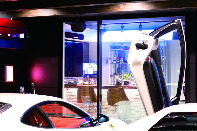 เวลาที่งานยุ่งและนำรถออกไปขับได้ยาก จะมีความสุขที่สุดตอนที่ได้มองดูรถจากในห้องงานอดิเรกหลังเลิกงาน