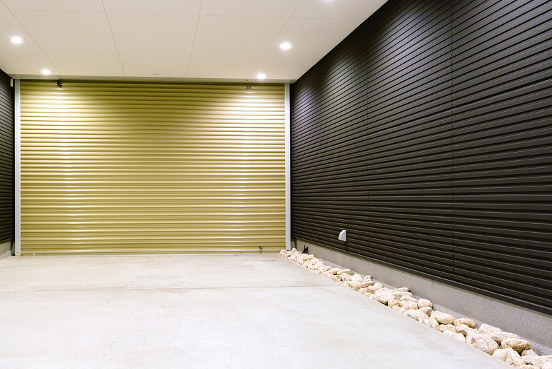 Shutter Motor W ไฟฟ้าของ “Bunka Shutter” ติดตั้งตรงทางเข้าบ้าน เมื่อกลับถึงบ้าน เปิดบานประตูที่ 1 แล้ว จะเข้าไปในอุโมงค์ เมื่อเปิด-ปิดชัตเตอร์อีกบานหนึ่งแล้ว รถจะเคลื่อนไปข้างหน้า