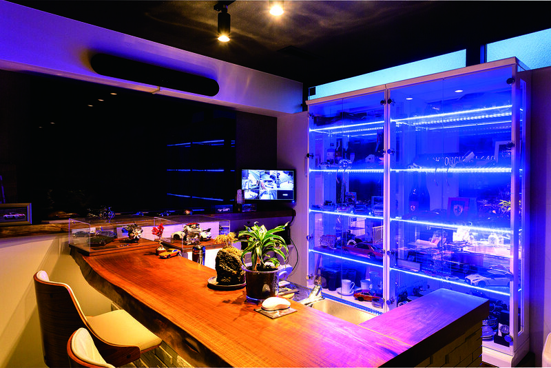 เคาน์เตอร์ทำจากไม้แผ่นเดียว ซึ่งเป็นต้นไม้ที่มีชื่อเสียง ตู้โชว์ที่จัดแสดงมินิคาร์ก็สั่งทำขึ้นพิเศษด้วย