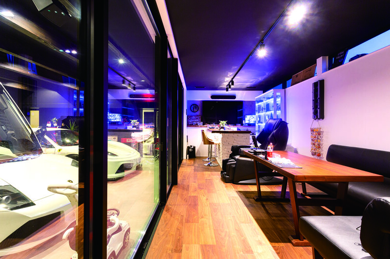 ห้องงานอดิเรกขนาดประมาณ 20 ตร.ม. แยกจากโรงจอดรถด้วยบานเลื่อนเพื่อกันเสียงและไอเสีย  ออกแบบพื้นที่สำหรับผู้ใหญ่ด้วยการสร้างเคาน์เตอร์บาร์