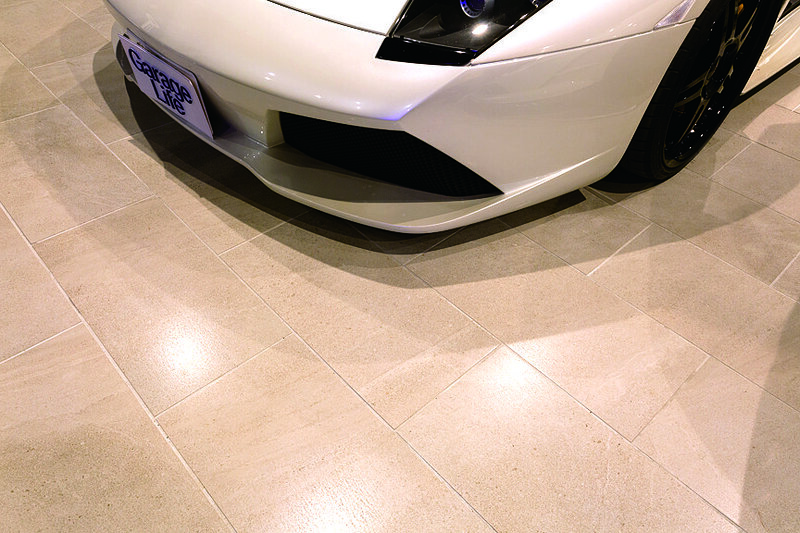 กระเบื้องปูพื้นใช้ Rhymes 14 Oyster Light Grey ผลิตภัณฑ์ของ Advan การผสมผสานระหว่างผนังสีดำและพื้นสีขาวทำให้รถเด่น