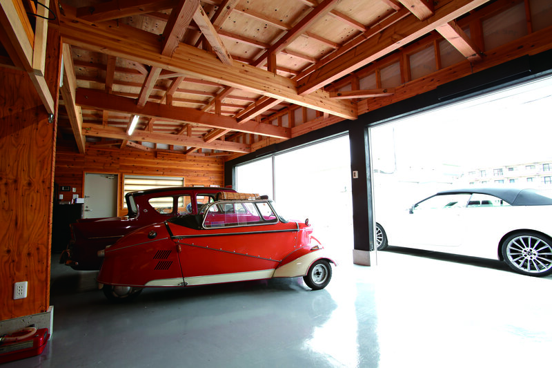 พื้นคอนกรีตทาเคลือบด้วยน้ำยาอะคริลิกยูรีเทนเรซิ่น ซึ่งหาซื้อได้ง่ายตามห้างโฮมเซ็นเตอร์ทั่วไป น้ำยานี้แห้งเร็วและใช้งานง่าย