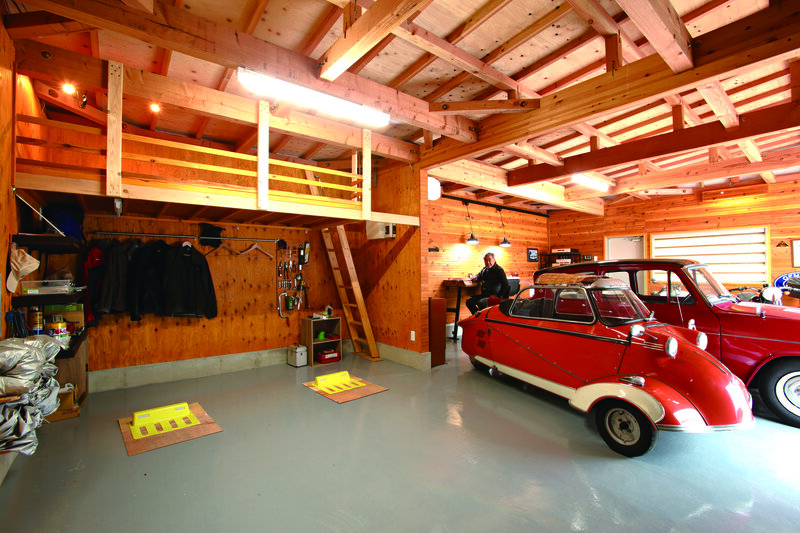 เขาทำบาร์เคาน์เตอร์ขึ้นมาเองเพื่อนั่งดื่มไปพร้อมๆ กับนั่งมองรถคันโปรด เขาสร้างพื้นที่ชั้นลอยให้มีที่วางเตียงนอนไว้สำหรับเวลาเขาทำงานดึกด้วย