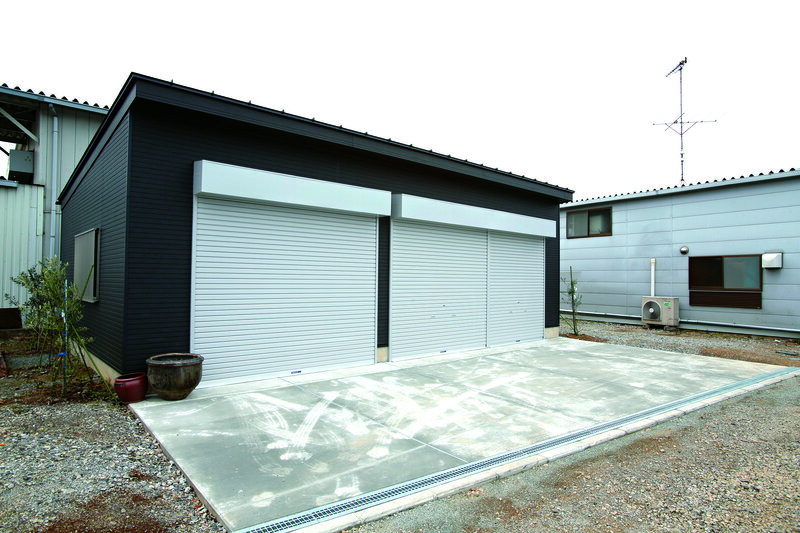 ด้านหน้าโรงจอดรถเป็นพื้นลาดเล็กน้อยจึงไม่ต้องกังวลเรื่องน้ำจากฝนตกหนักหรือน้ำจากการล้างรถจะเข้าไปในโรงจอดรถได้ อีกไม่นานจะราดยางถนนที่เชื่อมต่อกับโรงจอดรถแล้ว