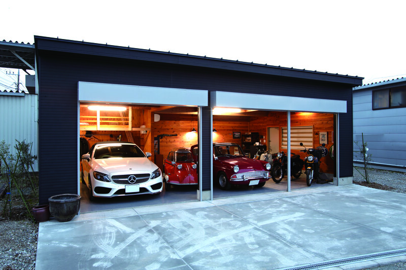 เมื่อบานประตูชัตเตอร์ 3 บานออก พื้นที่อบอุ่นด้วยลายไม้จะเปิดกว้างออก ใช้เป็นพื้นที่สำหรับจอดกรถคันโปรดแล้วยังเต็มไปด้วยไอเดียของเจ้าของที่สนุกกับงานอดิเรกของเขามาอย่างยาวนาน