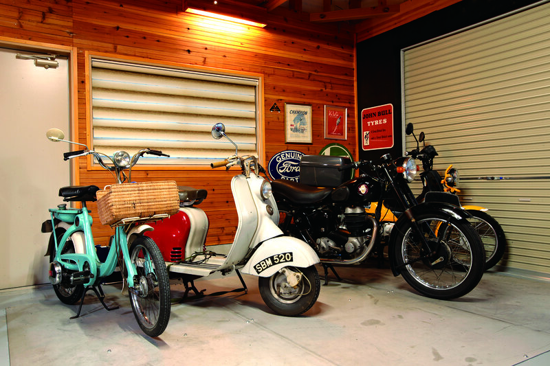 ทิศเหนือของโรงจอดรถจอดมอเตอร์ไซค์ กางแผ่นเหล็กหนา 1 เซนติเมตร เหนือพื้นคอนกรีตและติดอายโบลท์ เพื่อให้สามารถผูกยึดตัวรถไว้ไม่ให้ล้มเวลาเกิดเหตุการณ์อย่างแผ่นดินไหว