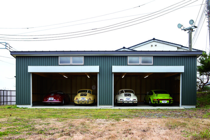 โรงจอดรถดั้งเดิมซึ่งผนังด้านนอกเป็นแผ่นเหล็กกัลวาไนซ์ที่ทำบนโครงสร้างไม้ ใช้เก็บรถ Porsche 4 คัน มีการเตรียมมาตรการป้องกันลมทะเล มาตรการป้องกันฝุ่นและความชื้น ฯลฯ ไว้ทั้งหมด