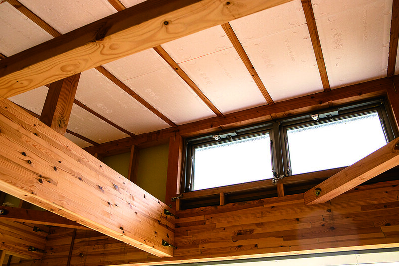 โรงจอดรถมีคานไม้ขนาดใหญ่แบบ 2×6 มีมาตรการป้องกันอัคคีภัยด้วยเนื่องจากเป็นเขตพื้นที่กึ่งป้องกันอัคคีภัย เพดานถูกออกแบบให้สูงสำหรับนำลิฟต์เข้ามาใช้ในอนาคต