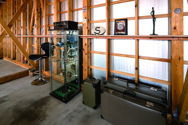 เนื่องจากนำรถเข้าจอดเรียงลำดับตามรุ่นปี จึงนำคอลเลกชันที่เกี่ยวกับความเป็นมาของรถมาจัดแสดงที่หน้ารถแต่ละคัน