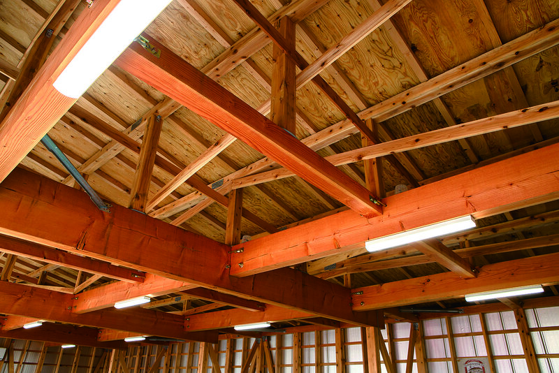 โครงสร้างใช้วัสดุไม้ที่ค่อนข้างแข็งแรงเมื่อคำนึงถึงภัยธรรมชาติที่เกิดขึ้นเมื่อไม่นานมานี้ โรงจอดรถของ VW ซึ่งสร้างเสร็จเมื่อปีที่แล้วโดยใช้ประโยชน์จากประสบการณ์ที่เคยมี