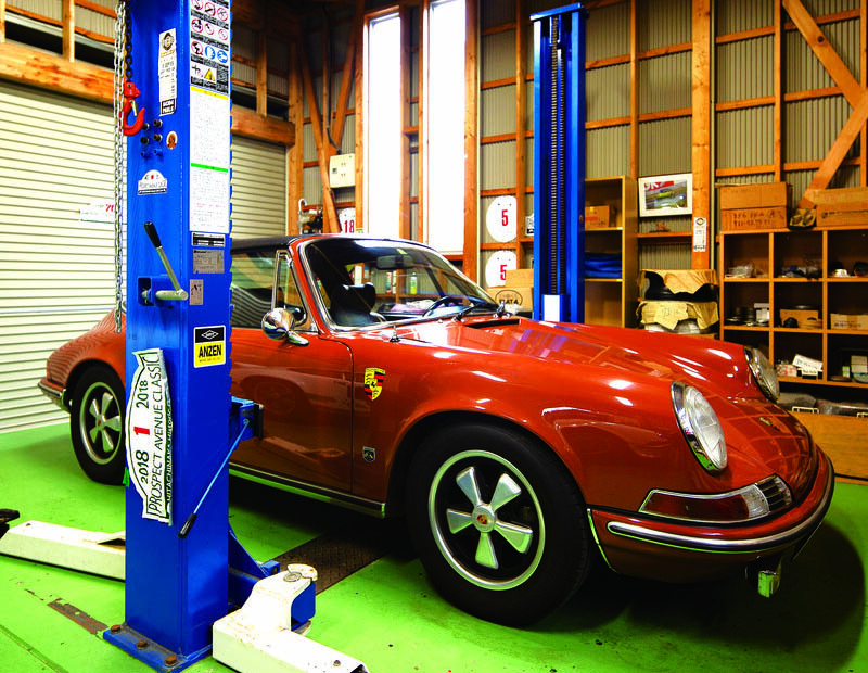 Porsche 911 Targa รุ่นปี 1972 ซึ่งสั่งทำพิเศษเป็นรุ่น Non-restored model ลิฟต์โรงจอดรถเป็นระบบไฮดรอลิกที่ผลิตโดย Bishamon