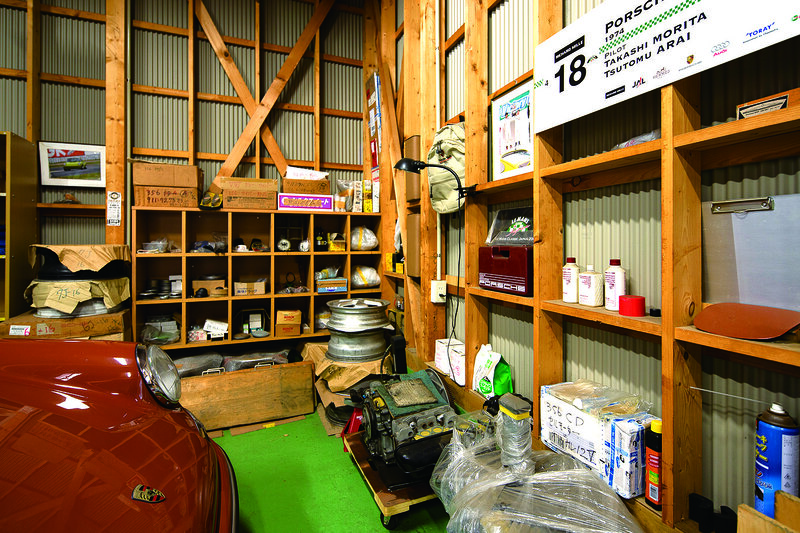 ที่เก็บของสำหรับชิ้นส่วนที่สต๊อกไว้ สร้างขึ้นหลังจากสร้างโรงจอดรถแล้ว เป็นล้อเทคโนแมกนีเซียมที่สร้างขึ้นใหม่โดย Italy 356 Club