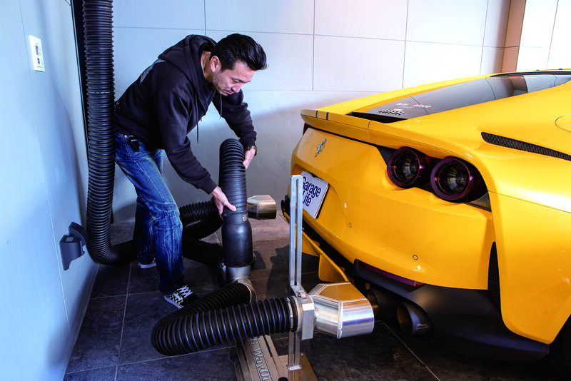 นำระบบระบายไอเสีย EG Way-Out ซึ่งจำหน่ายโดย “Safety Life” ที่ระบุโดยคุณ R มาติดตั้งให้สามารถใช้ได้ทั้งกับรถที่อยู่ด้านซ้ายและด้านขวา โดยการปรับอุปกรณ์ประกอบที่ให้มา