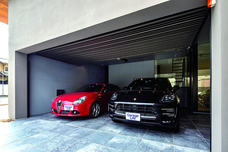 โรงจอดรถที่อยู่อีกฝั่งเป็นโรงจอดรถสำหรับรถที่ใช้ขับประจำ ทั้ง Alfa Romeo Giulietta Quadrifolio Verde และ Porsche Macan Turbo Performance