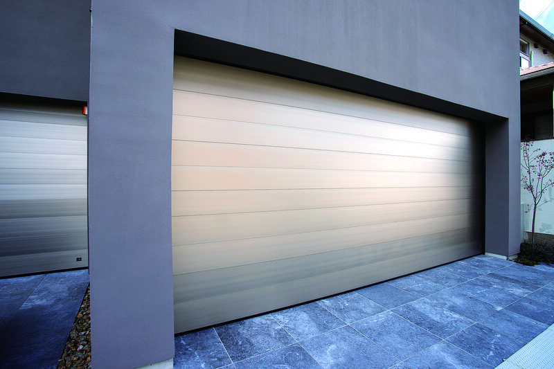 Facade ของโรงจอดรถซึ่งหันหน้าเข้าหาถนนด้านหน้ากว้าง 6 เมตร มีบานประตู IFUDO ของ “Sanwa Shutter” 2 บาน เปิดด้วยรีโมตคอนโทรล รักษาความเงียบ และเปิด-ปิดได้อย่างรวดเร็ว