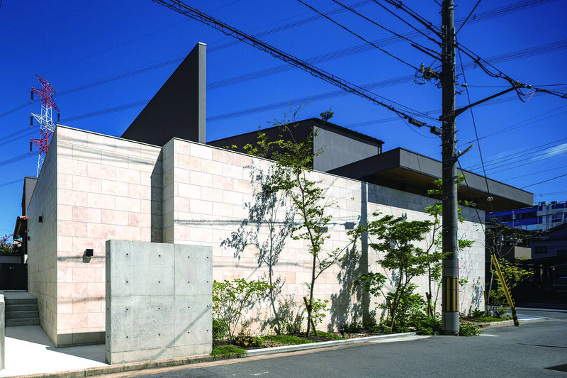 ผนังด้านนอกทำด้วยหินริวคิวซึ่งเป็นหินลาวาที่ผลิตในโอกินาวา ออกแบบให้สูงเพื่อความเป็นส่วนตัว การออกแบบที่เรียบง่ายและทันสมัยทำให้ดูเป็นคฤหาสน์ที่สะดุดตาในย่านที่พักอาศัย