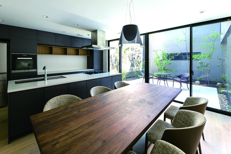 ครัวที่ทำเป็นเกาะซึ่งออกแบบเอง ด้านหลังมีที่เก็บของมากมายและใช้งานสะดวกสบาย ภรรยาของเขาชอบมาก ปลูกสมุนไพรที่ใช้ประกอบอาหารที่ลานบ้าน เป็นพื้นที่สว่าง โล่ง และมีประโยชน์ใช้สอย