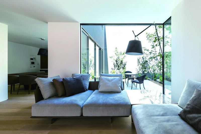 สามารถใช้เวลาโดยอย่างไม่ต้องเกรงใจกันโดยการแบ่งพื้นที่อย่างหลวมๆ ตามการใช้งานและวัตถุประสงค์ที่แตกต่างกันของ “ห้องนั่งเล่น” และ “ห้องครัว/ห้องรับประทานอาหาร” 