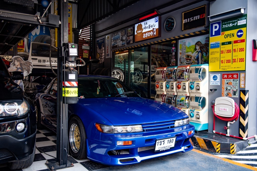 NISSAN SIL80 อีกหนึ่ง conversion car ที่เท่มากๆ เป็นการแปลงหน้าของ Silvia s13 ผสานกับ 200SX แล้วตั้งใจทำออกมาให้เหมือนการ์ตูนเอนิเมะ ในภาพยนตร์เอนิเมชั่นอินนิเชียลดี ที่มีผู้หญิงคนหนึ่งชื่อมาโกะ เป็นผู้หญิงขับรถดริฟ เป็นรุ่นที่รวมกันออกมาแล้วลงตัวที่สุดที่ทาง NISSAN ตั้งใจผลิตออกมาให้เป็นลิมิเต็ดเอดิชั่น ไม่ใช่การนำมาประกอบเอง 