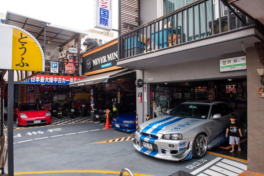 NISSAN GT-R คือหนึ่งในความฝันในช่วงวัยรุ่น สมัยที่ดู Fast & Furious ภาค 2 ดูจบแล้วคิดว่าสักวันจะต้องมี R34 และแต่งแบบนี้ให้ได้ ณ วันนั้น จนวันนี้ สิบกว่าปี กว่าจะได้มาจอดอยู่ใน Fast Garage และใช้เวลาแต่งอยู่ 1 ปี กว่าจะออกมาในแบบที่วาดไว้