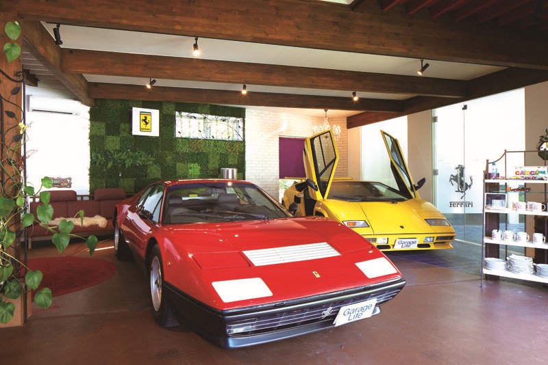 คุณคาเสะแนะนำว่า “อยากให้ถ่ายรูปตอนที่เปิดห้องเครื่องของ BB และกำลังดูด้วย” เขามีความผูกพันกับซูเปอร์คาร์มากเพราะชอบซูเปอร์คาร์มาตั้งแต่เด็ก