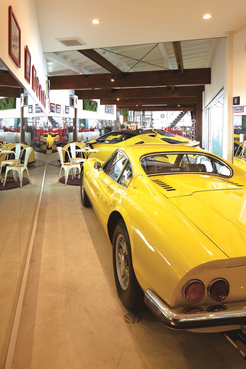 ลองถ่ายรูปจากมุมอีกด้านของโรงจอดรถ เพราะเขาบอกว่า ชอบมุมที่มองด้านหลังของ Dino จากมุมเฉียงด้านข้าง ถ้ามองจากมุมนี้จะเห็นได้ชัดว่าโรงจอดรถสร้างจากไม้