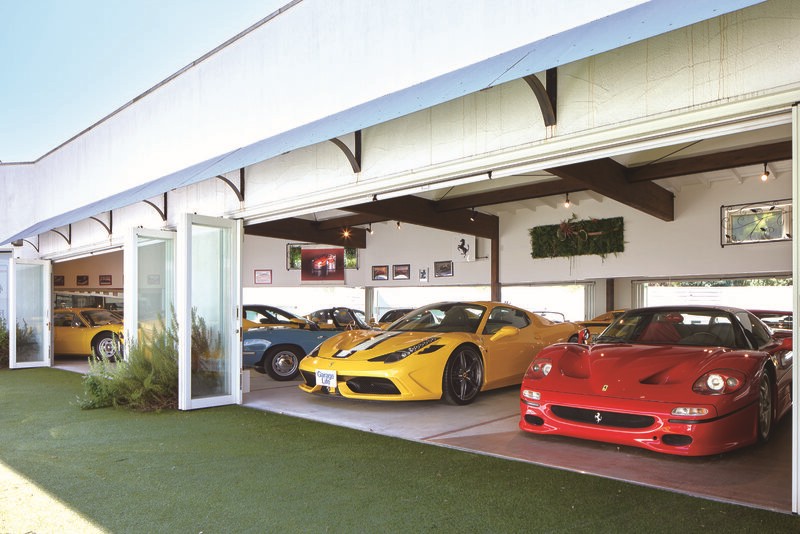 คอนเซ็ปต์เป็นแบบ Open Air ดังนั้นถ้าเปิดประตูโรงจอดรถก็จะมองเห็นรถยนต์คันโปรดได้จากภายนอก พื้นที่ที่ได้รับการควบคุมความชื้นและอุณหภูมิตลอดทั้งปี เพราะปกติจะปิดประตูบานพับให้เรียบร้อย