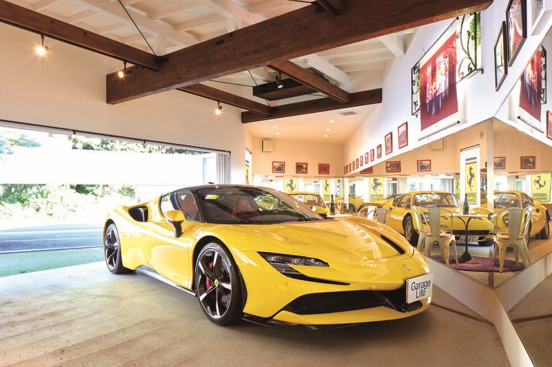 คุณคาเสะบอกว่า “การวิ่งของ SF90 Stradale มีกำลังรวมทั้งระบบอยู่ที่ 1,000 แรงม้า มีความเสถียรและเร็วมาก” ขณะที่สัมภาษณ์ รถถูกจอดไว้ในที่ที่สามารถขับออกสู่ถนนสาธารณะได้ง่าย 