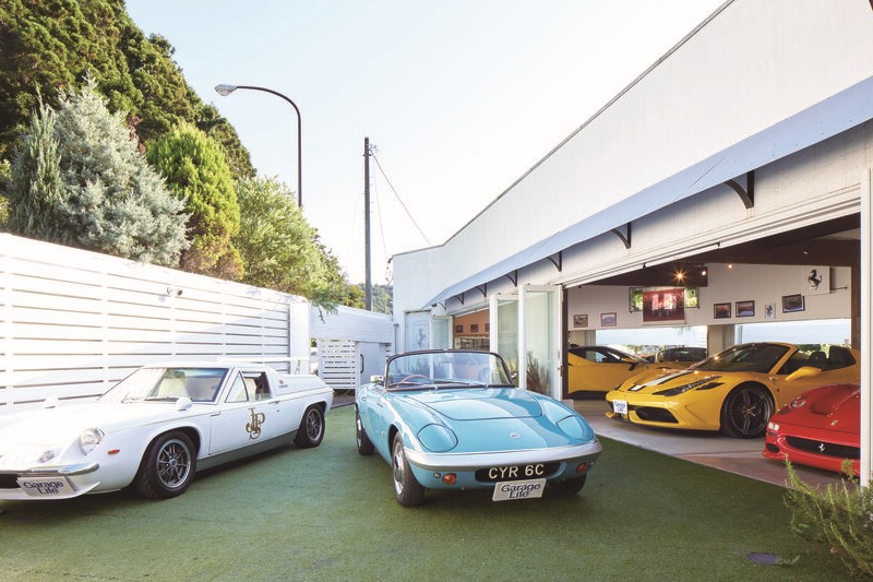 Lotus Elan ซึ่งสามารถเพลิดเพลินกับการวิ่งที่รวดเร็วและเร้าใจเป็นหนึ่งในรถคันโปรดด้วย ภายในโรงจอดรถ ผนังเป็นกระจกเพื่อให้มองเห็นรถยนต์คันโปรดได้ทั้งจากด้านหน้า ด้านข้าง และด้านหลัง