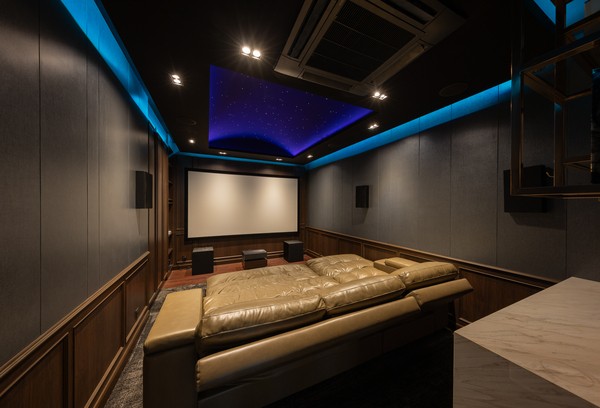 ภายในห้อง CINEMA มีจอโปรเจคเตอร์พร้อมเครื่องฉายภาพยนตร์ และโซฟาเบดขนาดใหญ่ เพดานห้องเลือกใช้สีดำพิเศษ ซึ่งเป็นเฉดที่ดำที่สุด และดีไซน์ฝ้าเพดานให้เสมือนเรากำลังนอนมองดูดาวในกาแลคซี่ ห้องนี้ถือเป็นมุมพักผ่อนที่เป็นไฮไลท์ของบ้านเลยทีเดียว